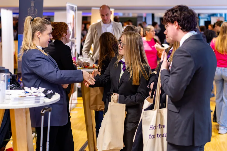 Studenten en werkgevers in gesprek op de eerste Young Professional Carrièrefair
