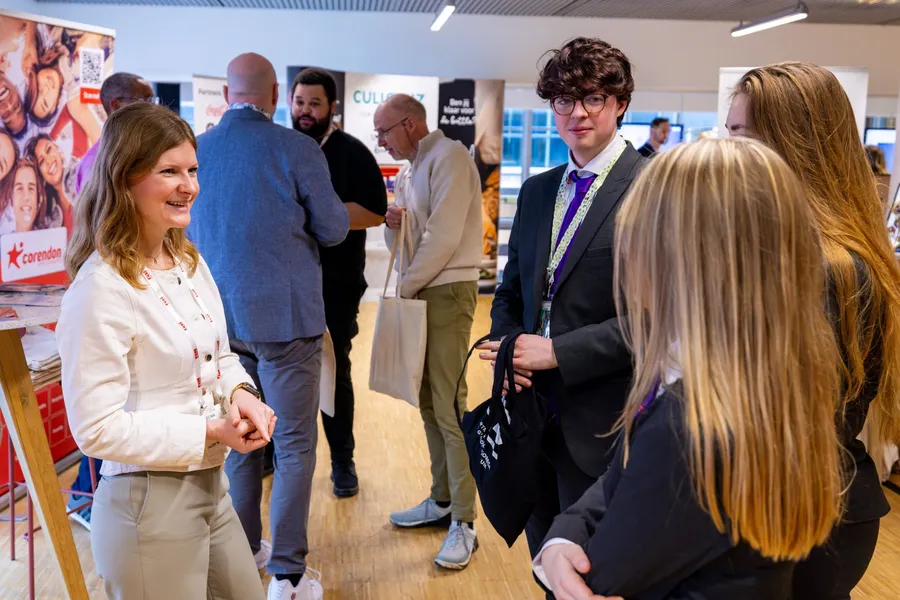 Een werkgever vertelt studenten over stages en startersfuncties